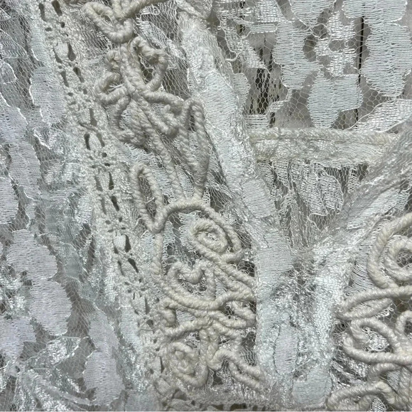 Lola P lace blouse top Womens size Medium Ivory Bell Sleeve - Picture 4 of 7